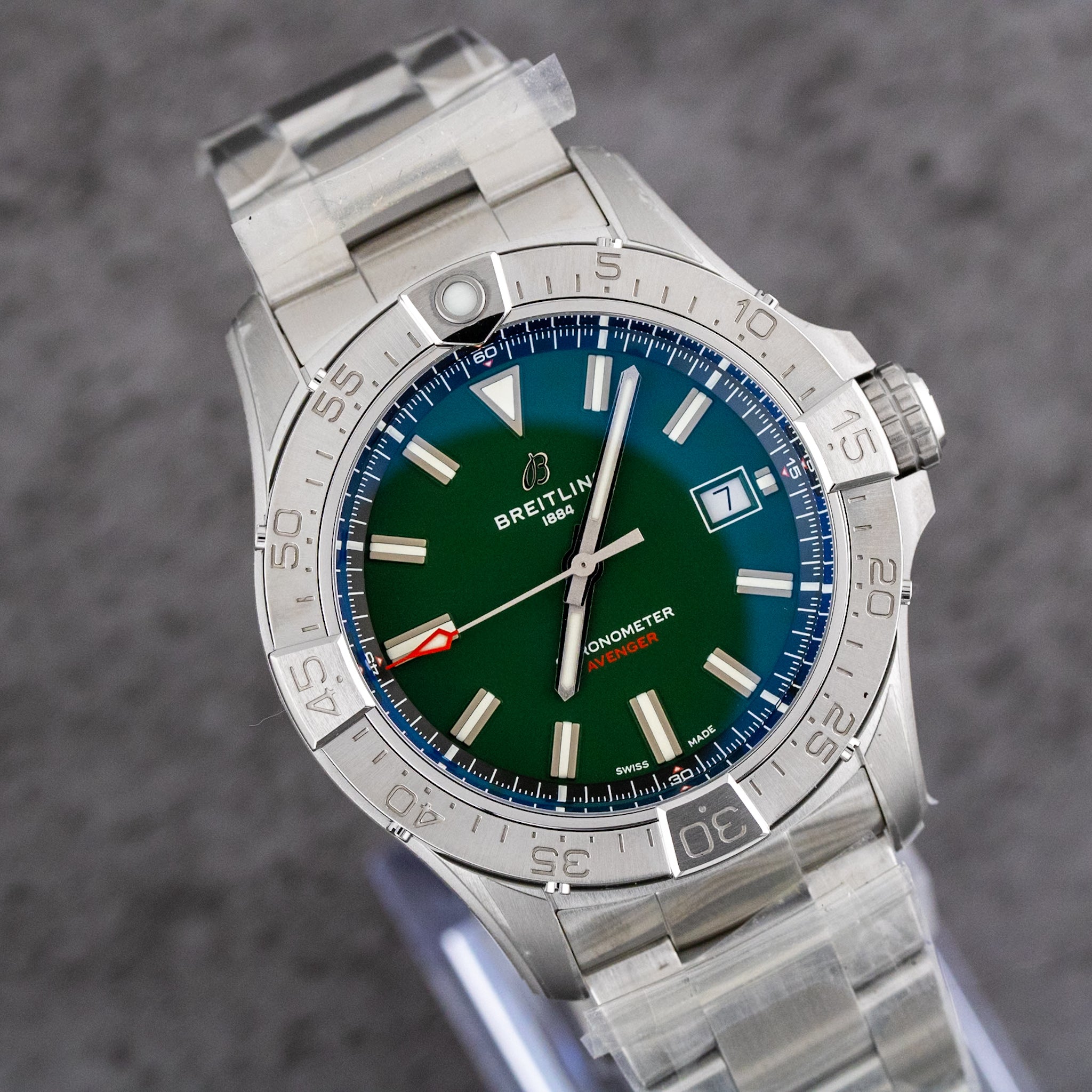 Breitling Avenger Automatic Green Dial on Bracelet A17328101L1X1 Complete