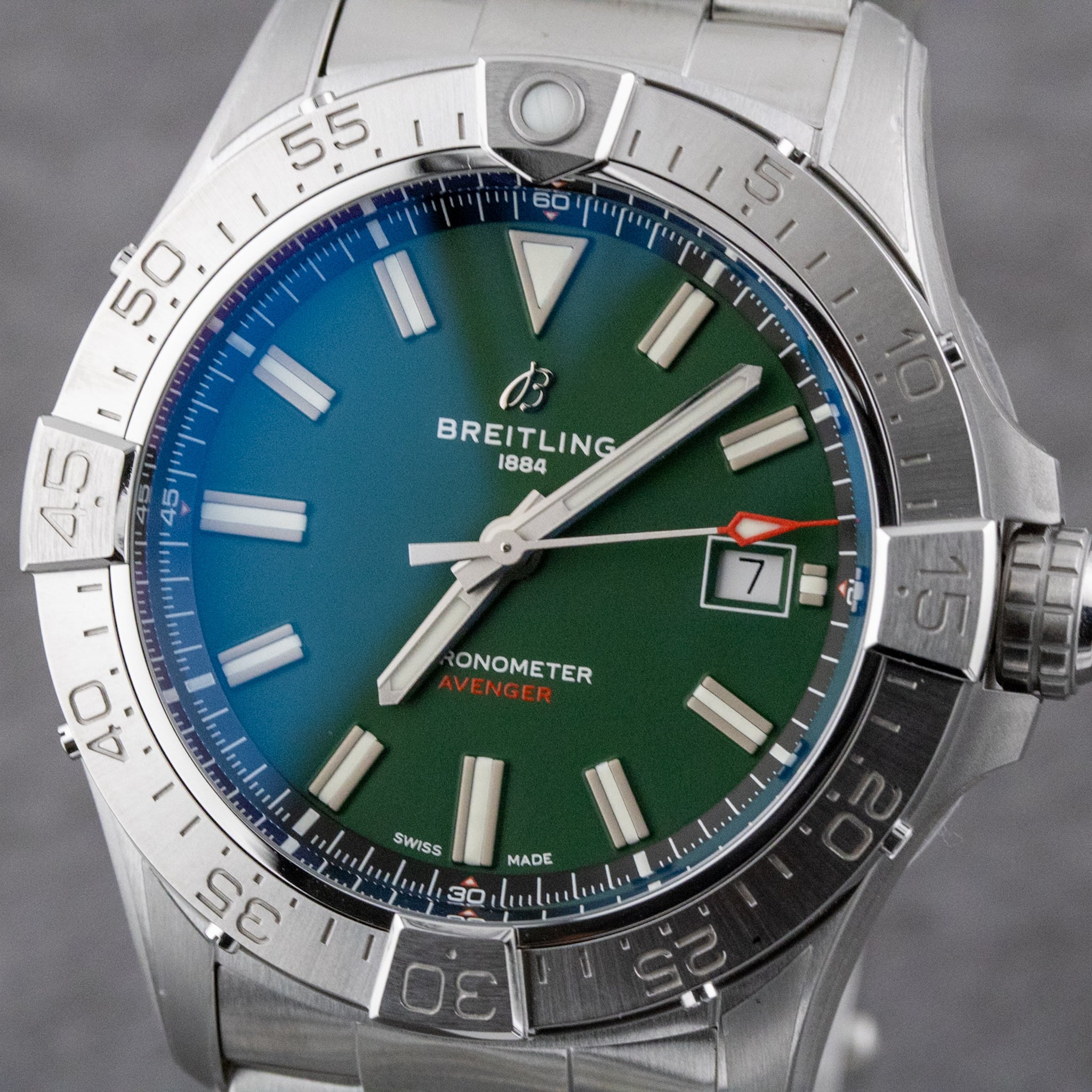 Breitling Avenger Automatic Green Dial on Bracelet A17328101L1X1 Complete