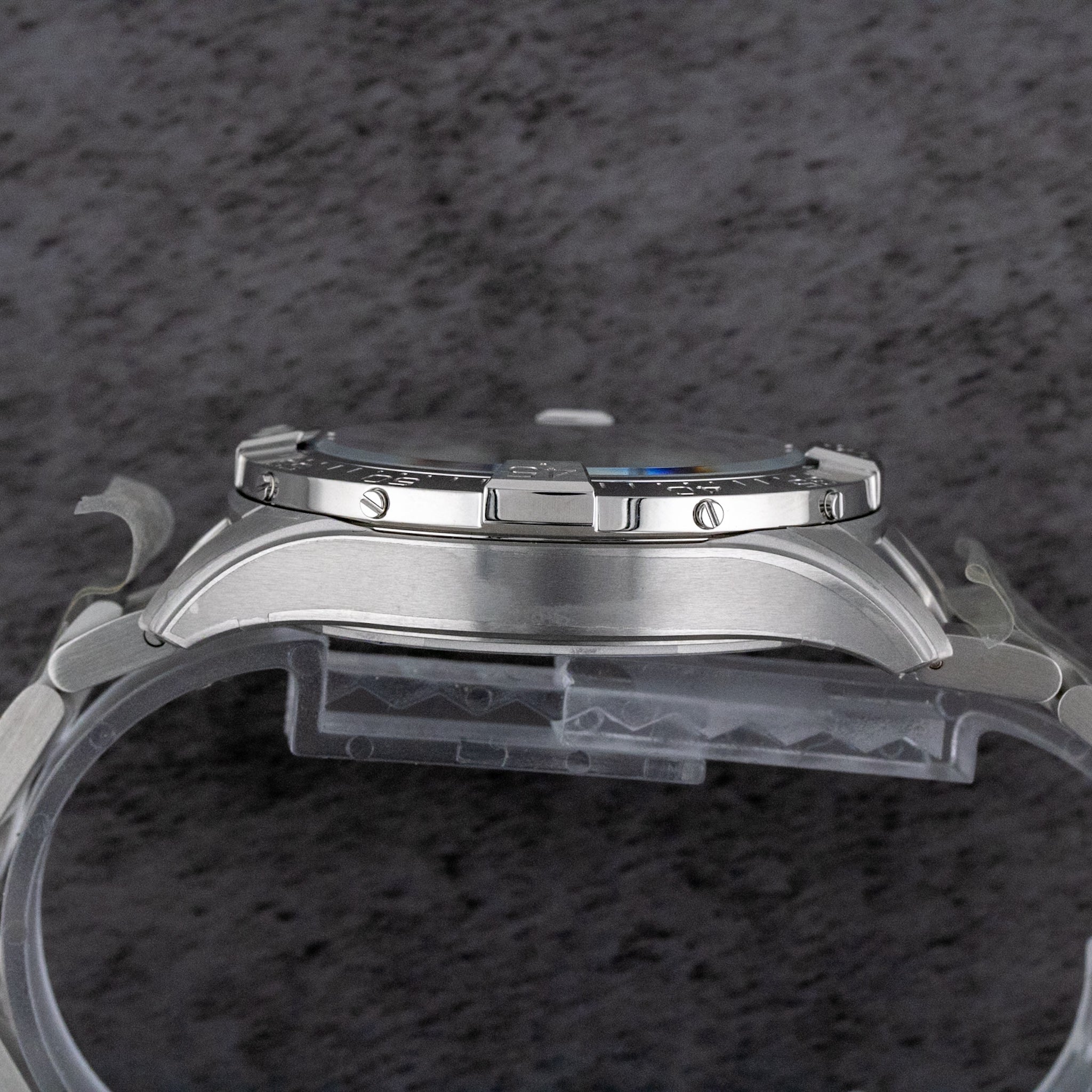 Breitling Avenger Automatic Green Dial on Bracelet A17328101L1X1 Complete