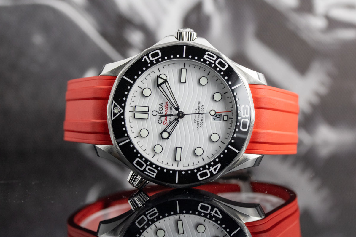 Omega Seamaster Diver 300M 210.30.42.20.04.001 White Dial Full Set + OEM Red Rubber Strap
