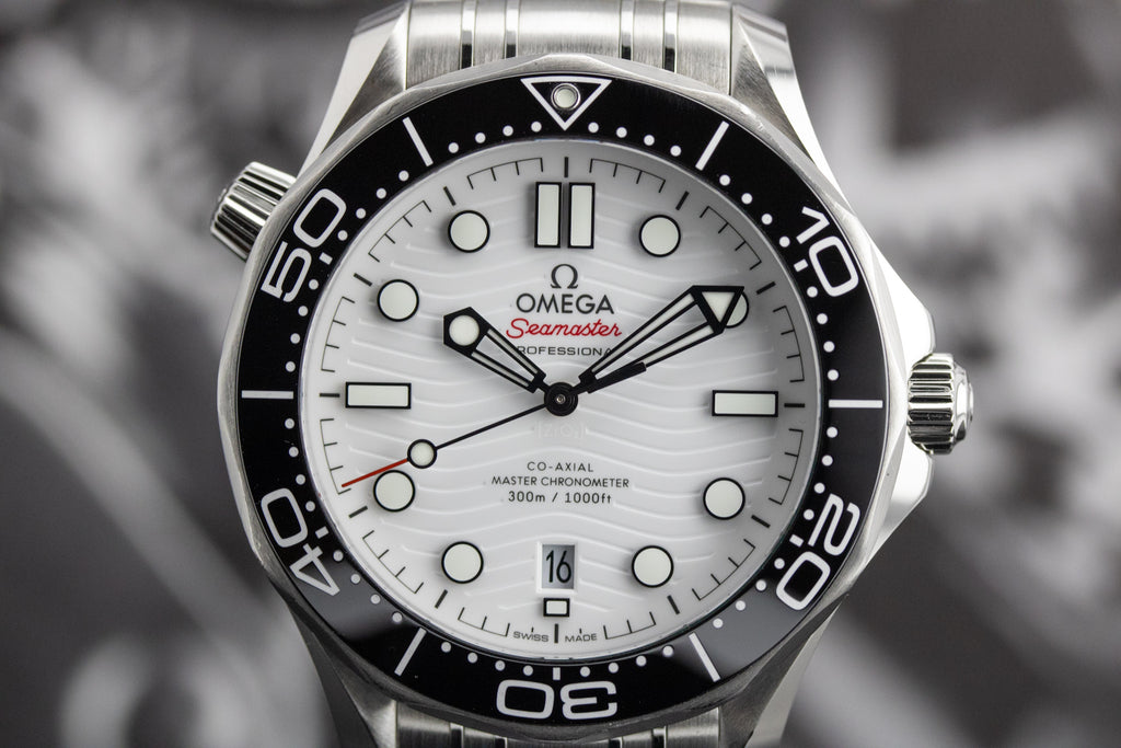 Omega Seamaster Diver 300M 210.30.42.20.04.001 White Dial Full Set + OEM Red Rubber Strap