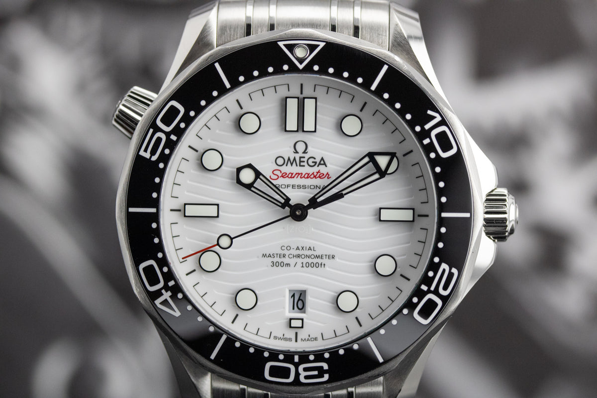 Omega Seamaster Diver 300M 210.30.42.20.04.001 White Dial Full Set + OEM Red Rubber Strap