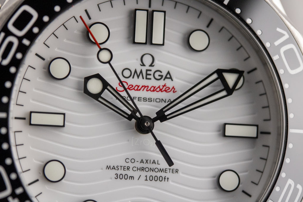 Omega Seamaster Diver 300M 210.30.42.20.04.001 White Dial Full Set + OEM Red Rubber Strap