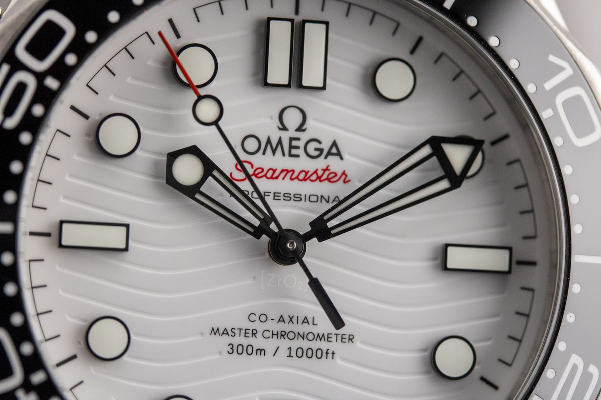 Omega Seamaster Diver 300M 210.30.42.20.04.001 White Dial Full Set + OEM Red Rubber Strap