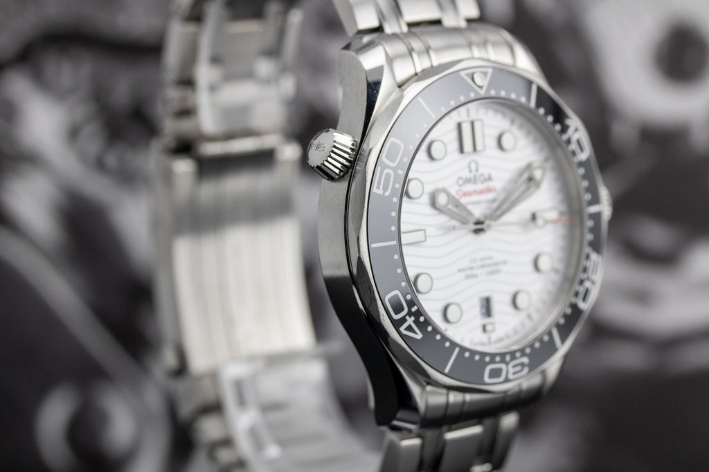 Omega Seamaster Diver 300M 210.30.42.20.04.001 White Dial Full Set + OEM Red Rubber Strap