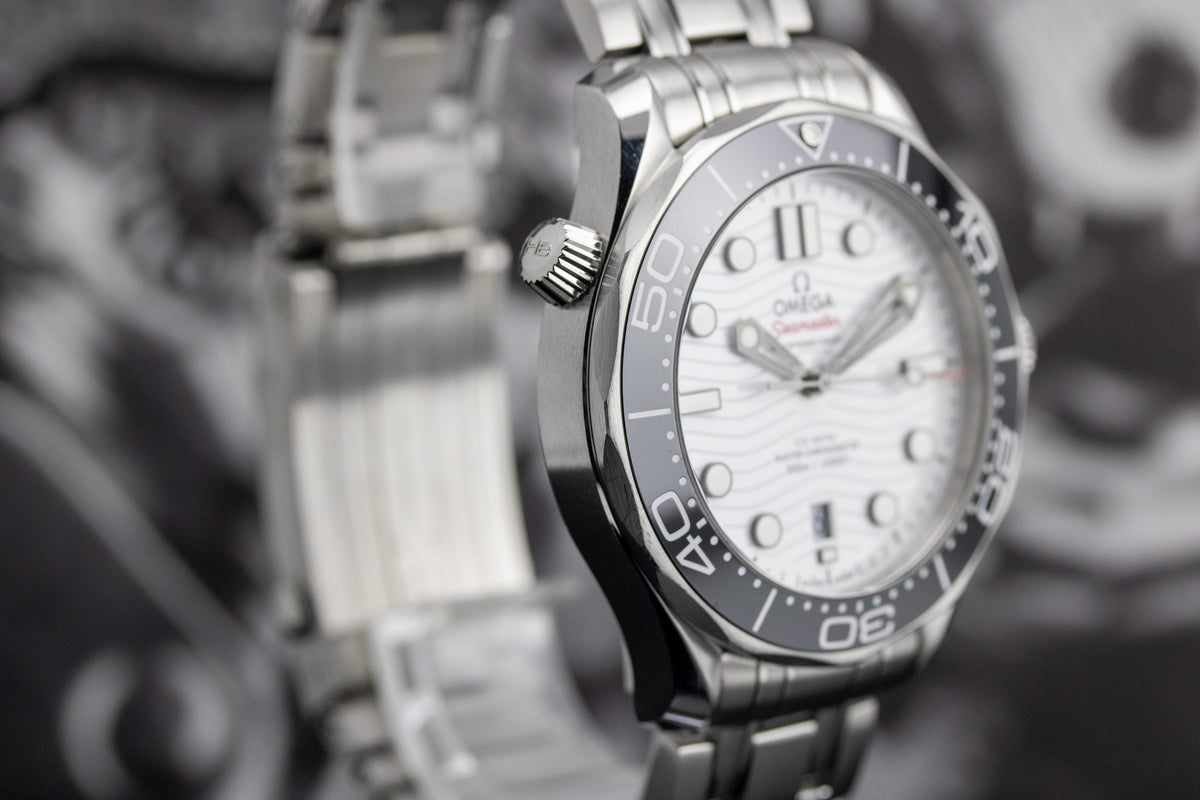 Omega Seamaster Diver 300M 210.30.42.20.04.001 White Dial Full Set + OEM Red Rubber Strap