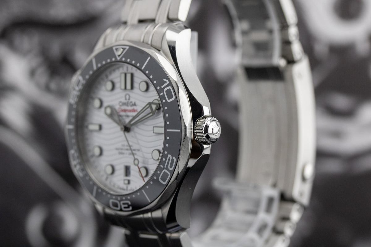 Omega Seamaster Diver 300M 210.30.42.20.04.001 White Dial Full Set + OEM Red Rubber Strap