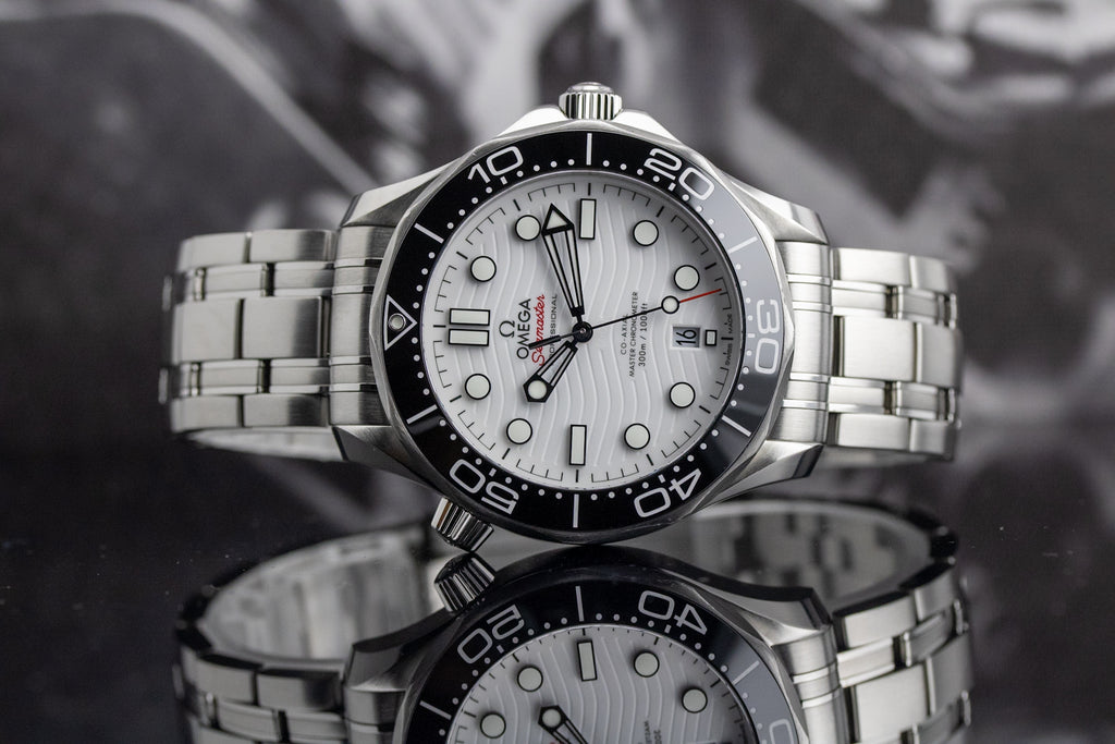 Omega Seamaster Diver 300M 210.30.42.20.04.001 White Dial Full Set + OEM Red Rubber Strap