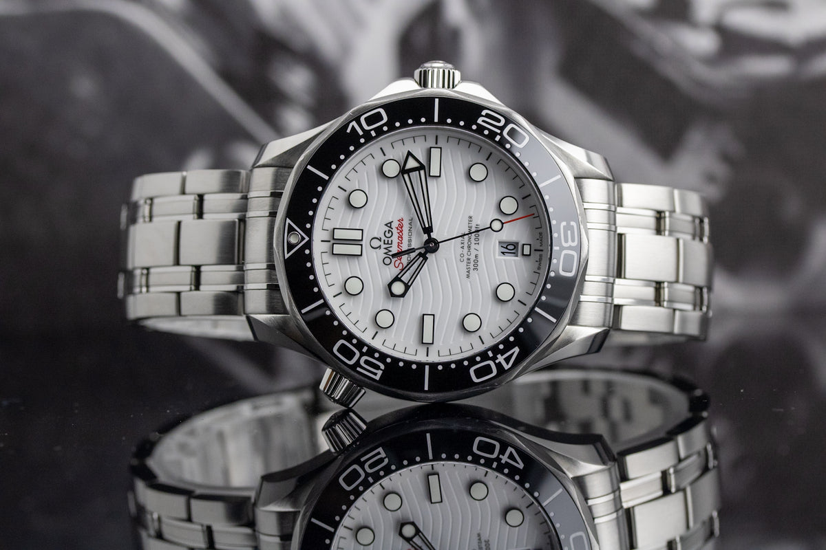 Omega Seamaster Diver 300M 210.30.42.20.04.001 White Dial Full Set + OEM Red Rubber Strap
