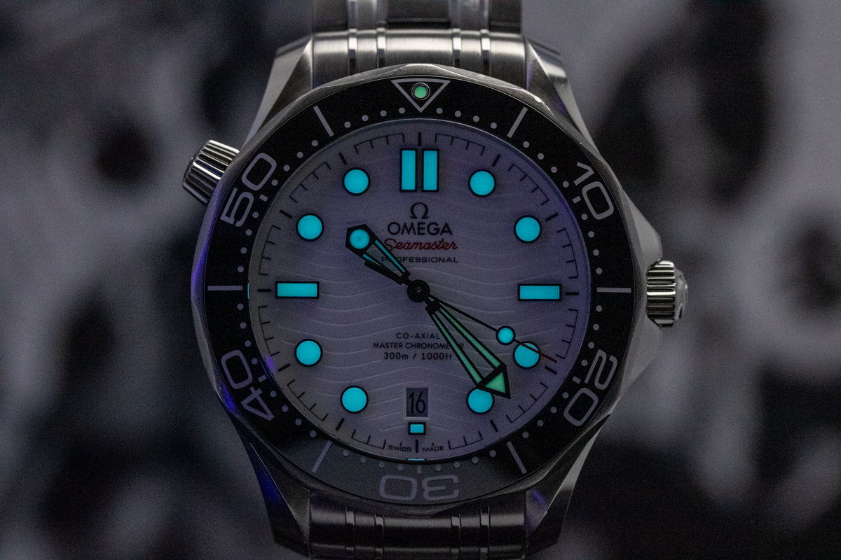 Omega Seamaster Diver 300M 210.30.42.20.04.001 White Dial Full Set + OEM Red Rubber Strap