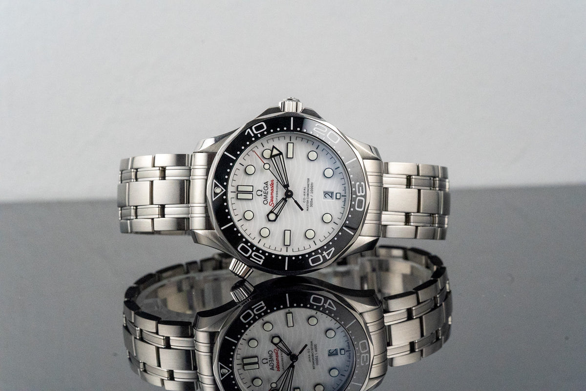 Omega Seamaster Diver 300M 210.30.42.20.04.001 White Dial + OEM Red Rubber Full Set