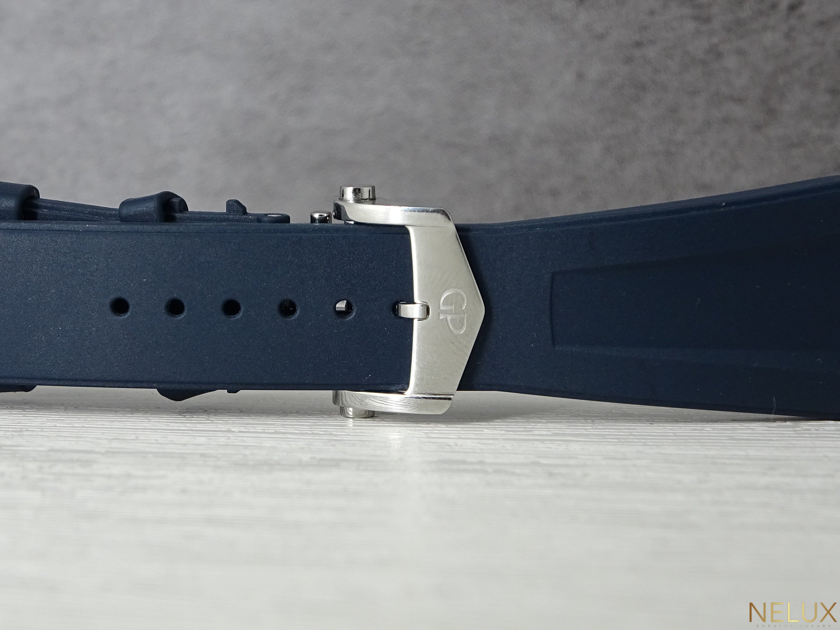 2022 Girard-Perregaux Laureato 42 Automatic 81010-11-431-11A – Full Set + Extra Straps