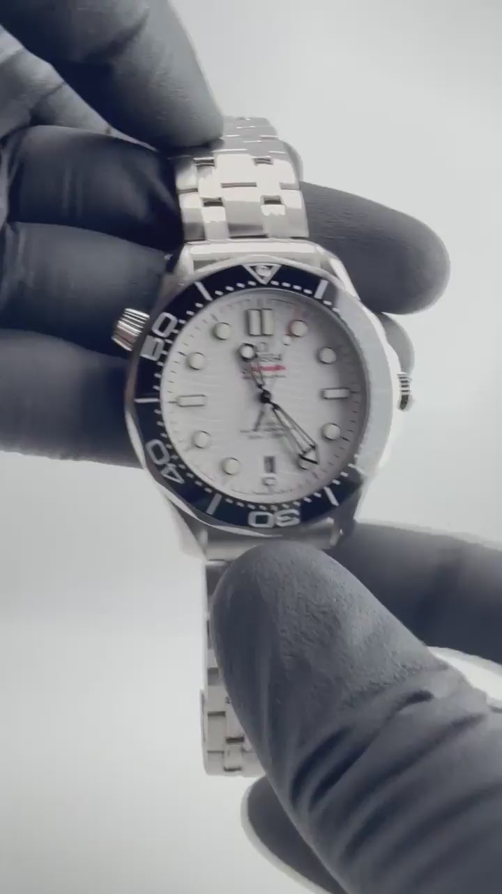 Omega Seamaster Diver 300M 210.30.42.20.04.001 White Dial Master Chronometer 42mm